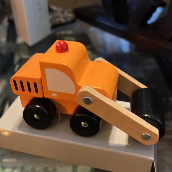 Small Foot Wooden Road Roller - Picture 3 of 8